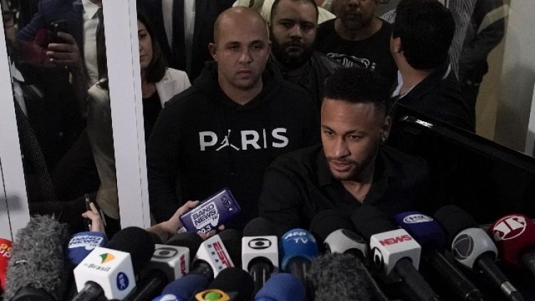 Neymar, accusa stupro Parigi si sgonfia