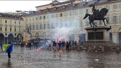 Ultrà Bosnia a Torino, petardi in centro Ultrà Bosnia a Torino, petardi in centro