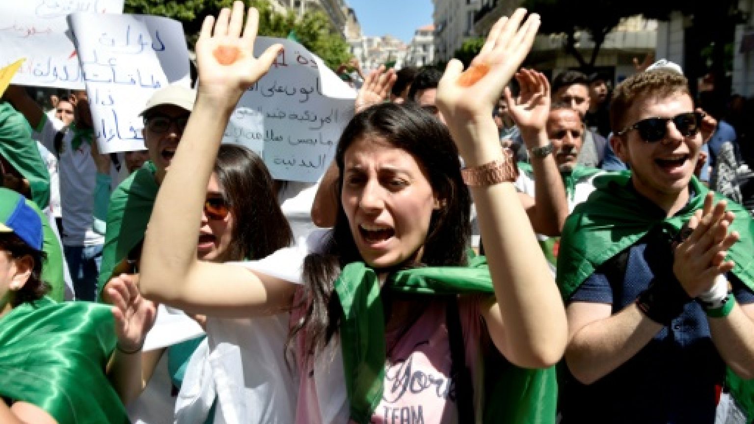 Des étudiantes algériennes manifestent à Alger contre le dialogue réclamé par le président par intérim pour mettre fin à la crise le 11 juin 2019
