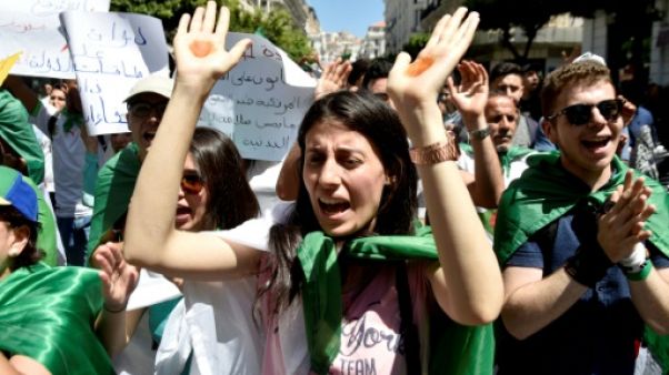 Des étudiantes algériennes manifestent à Alger contre le dialogue réclamé par le président par intérim pour mettre fin à la crise le 11 juin 2019 Des étudiantes algériennes manifestent à Alger contre le dialogue réclamé par le président par intérim pour mettre fin à la crise le 11 juin 2019