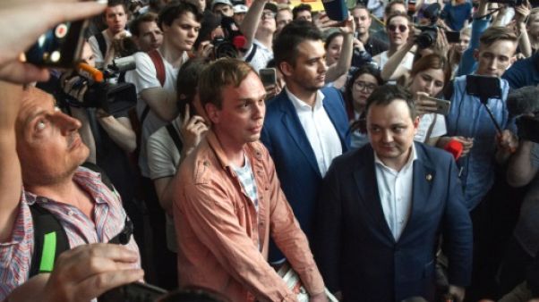 Le journaliste russe Ivan Golounov quitte les locaux de la police, à Moscou, le 11 juin 2019 Le journaliste russe Ivan Golounov quitte les locaux de la police, à Moscou, le 11 juin 2019
