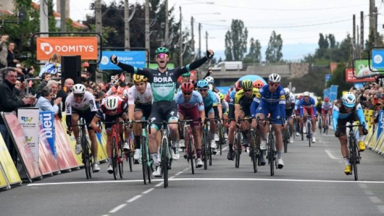 Sam Bennett vainqueur au sprint de la 3e étape du Critérium du Dauphiné à Riom, le 11 juin 2019