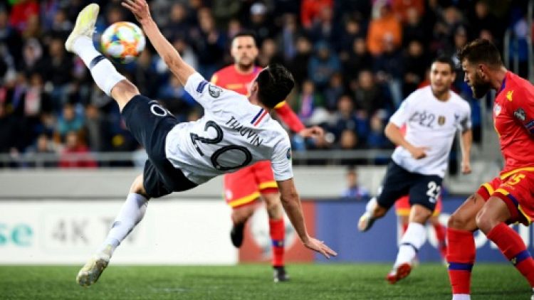 L'attaquant des Bleus Florian Thauvin (g) buteur lors de la victoire 4-0 à Andorre en préparation à l'Euro 2020 le 11 juin 2019