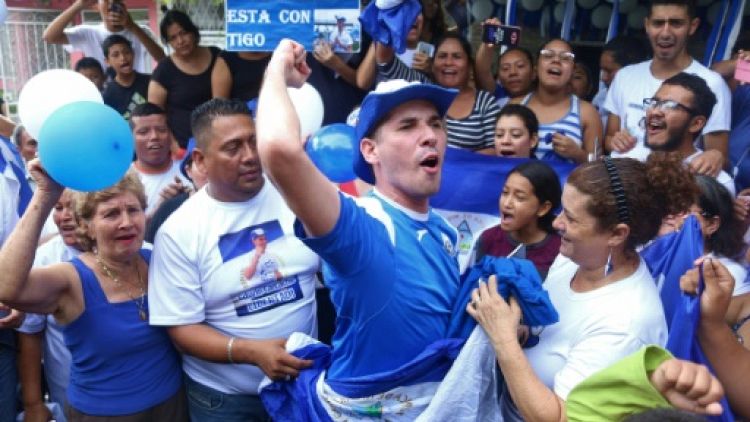 Le leader étudiant Edwin Carcache (c) fête les retrouvailles avec ses proches après sa libération de prison, le 11 juin 2019 à Managua
