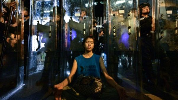 Une femme médite devant les forces de l'ordre, le 12 juin 2019 à Hong Kong Une femme médite devant les forces de l'ordre, le 12 juin 2019 à Hong Kong