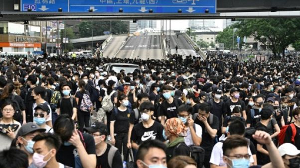 Des protestataires occupent les deux principales autoroutes à proximité des locaux du gouvernement de Hong Kong, le 12 juin 2019 Des protestataires occupent les deux principales autoroutes à proximité des locaux du gouvernement de Hong Kong, le 12 juin 2019