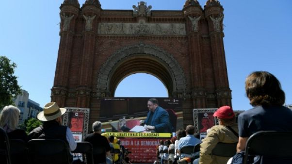 Des Espagnols regardent sur écran géant Oriol Junqueras, l'ex-vice-président catalan emprisonné, au dernier jour de son procès, le 12 juin 2019 à Barcelone. Des Espagnols regardent sur écran géant Oriol Junqueras, l'ex-vice-président catalan emprisonné, au dernier jour de son procès, le 12 juin 2019 à Barcelone.