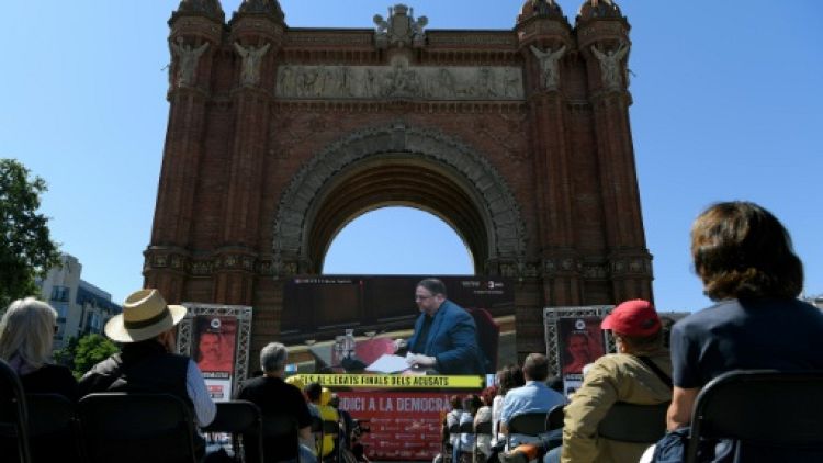 Des Espagnols regardent sur écran géant Oriol Junqueras, l'ex-vice-président catalan emprisonné, au dernier jour de son procès, le 12 juin 2019 à Barcelone.