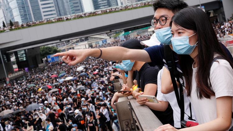 شرطة هونج كونج تطلق الغاز المسيل للدموع في اشتباكات مستمرة مع محتجين