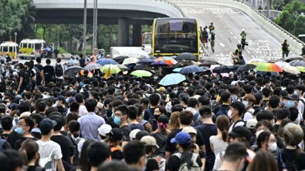 Des protestataires occupent les deux autoroutes à proximité du siège du gouvernement de Hong Kong, le 12 juin 2019 Des protestataires occupent les deux autoroutes à proximité du siège du gouvernement de Hong Kong, le 12 juin 2019