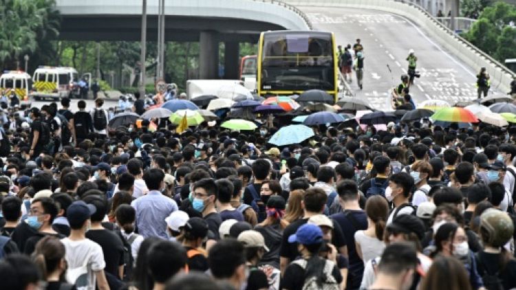 Des protestataires occupent les deux autoroutes à proximité du siège du gouvernement de Hong Kong, le 12 juin 2019