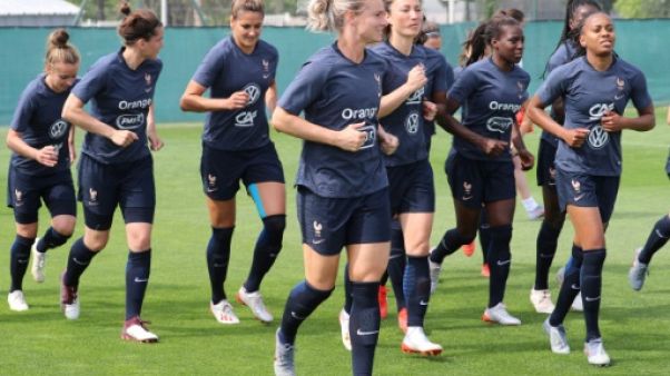 L'équipe de France féminine à l'entraînement au stade Charles Ehrmann à Nice, le 10 juin 2019 L'équipe de France féminine à l'entraînement au stade Charles Ehrmann à Nice, le 10 juin 2019