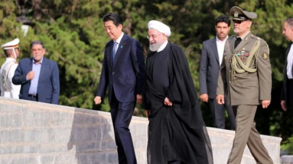 Le président iranien Hassan Rohani (à droite) accueillant le Premier ministre japonais Shinzo Abe en visite à Téhéran le 12 juin 2019 Le président iranien Hassan Rohani (à droite) accueillant le Premier ministre japonais Shinzo Abe en visite à Téhéran le 12 juin 2019