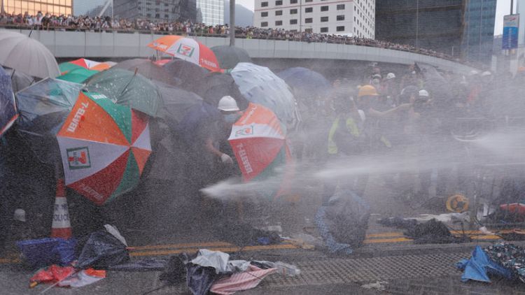 شرطة هونج كونج تطلق رذاذ الفلفل على المحتجين وسط مناوشات