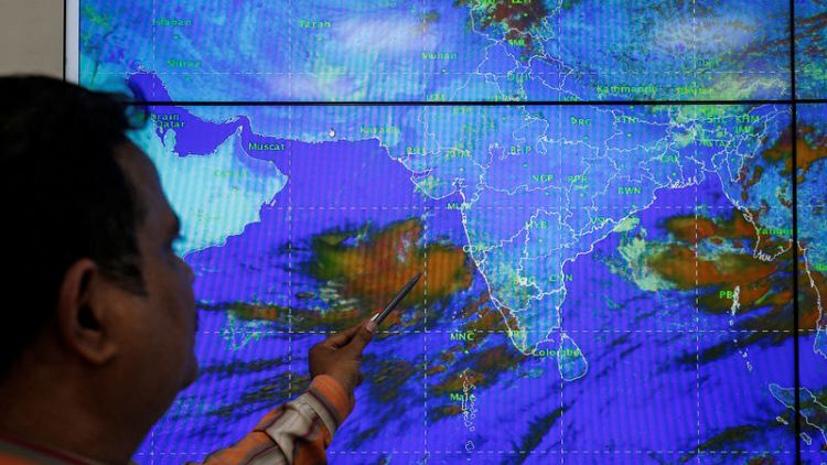 الهند تجلي مئات الآلاف من السكان على الساحل الغربي مع قرب وصول إعصار قوي
