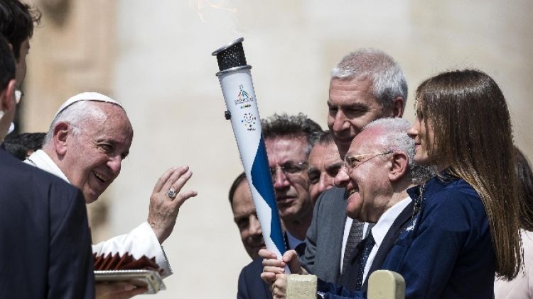 Universiadi: il Papa benedice la torcia
