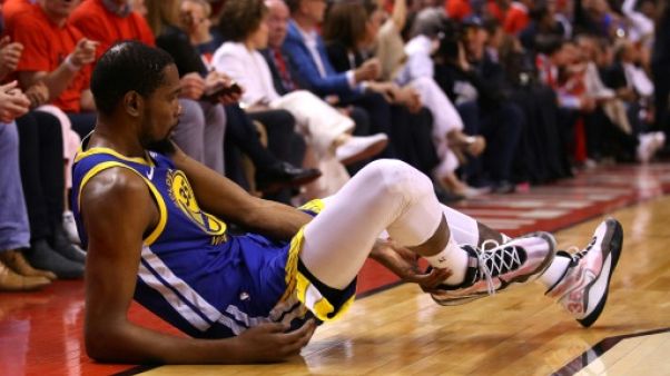 Kevin Durant des Golden State Warriors blessé durant le match 5 de la finale NBA face aux Raptors, à Toronto, le 10 juin 2019 Kevin Durant des Golden State Warriors blessé durant le match 5 de la finale NBA face aux Raptors, à Toronto, le 10 juin 2019