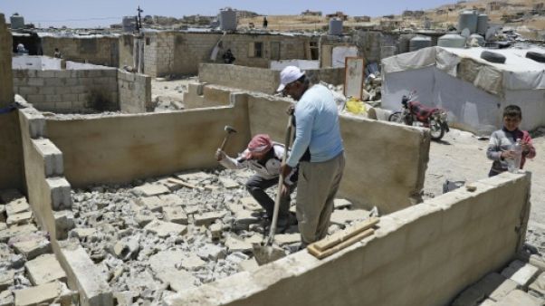 Des réfugiés syriens détruisent des abris construits en béton, dans un camp à Arsal, dans le nord-est du Liban, le 10 juin 2019 Des réfugiés syriens détruisent des abris construits en béton, dans un camp à Arsal, dans le nord-est du Liban, le 10 juin 2019