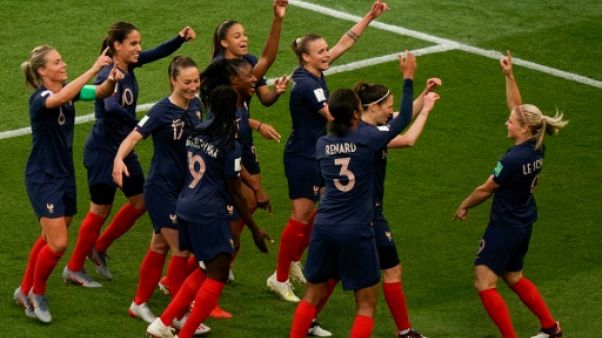 Les Françaises fêtent le but d'Eugénie Le Sommer face à la Corée du Sud, lors du Mondial, le 7 juin 2019 au Parc des Princes Les Françaises fêtent le but d'Eugénie Le Sommer face à la Corée du Sud, lors du Mondial, le 7 juin 2019 au Parc des Princes