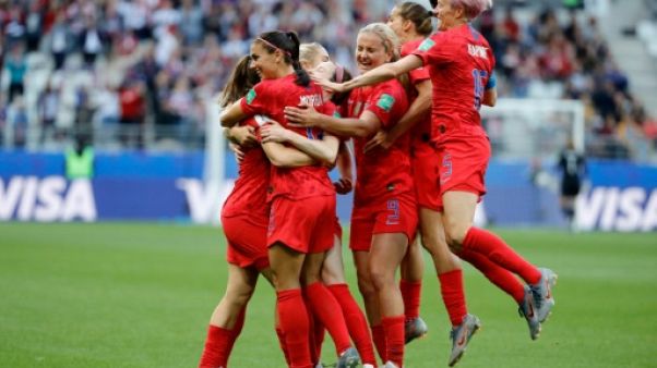 Les Américaines se congratulent après l'un des cinq buts d'Alex Morgan face à la Thaïlande, lors du Mondial, le 11 juin 2019 à Reims Les Américaines se congratulent après l'un des cinq buts d'Alex Morgan face à la Thaïlande, lors du Mondial, le 11 juin 2019 à Reims