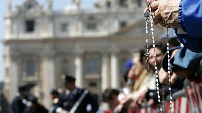 Curia annulla rosari ripartori gay pride