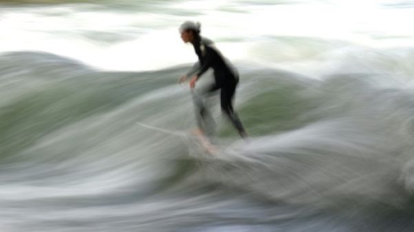 Une surfeuse sur une vague artificielle, le 14 juin 2017 à Munich Une surfeuse sur une vague artificielle, le 14 juin 2017 à Munich