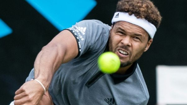 Le Français Jo-Wilfried Tsonga face à l'Allemand Mischa Zverev au 1er tour du Tournoi de Stuttgart, le 10 juin 2019 Le Français Jo-Wilfried Tsonga face à l'Allemand Mischa Zverev au 1er tour du Tournoi de Stuttgart, le 10 juin 2019
