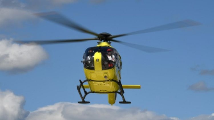 Un hélicoptère transporte le coureur britannique Chris Froome vers un hôpital après sa chute lors de la reconnaissance de la 4e étape du Dauphiné, le 12 juin 2019 à Roanne