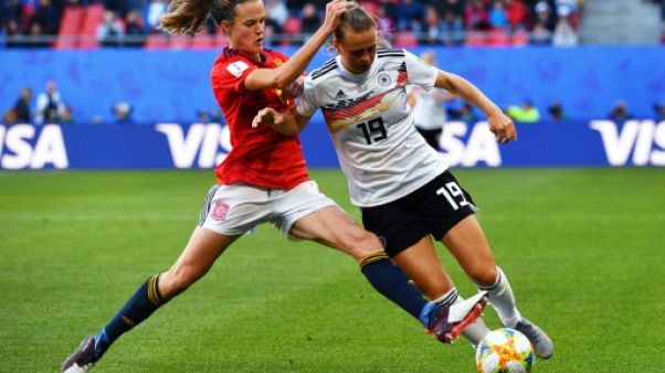 L'Espagnole Irene Paredes (g) à la lutte avec l'Allemande Klara Buhl en match du Mondial féminin le 12 juin 2019 à Valenciennes L'Espagnole Irene Paredes (g) à la lutte avec l'Allemande Klara Buhl en match du Mondial féminin le 12 juin 2019 à Valenciennes