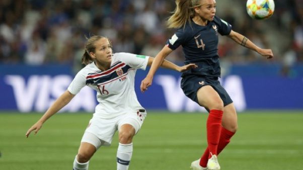La Française Marion Torrent (d) contrôle le ballon devant la Norvégienne Guro Reiten en match du Mondial féminin, le 12 juin 2019 à Nice La Française Marion Torrent (d) contrôle le ballon devant la Norvégienne Guro Reiten en match du Mondial féminin, le 12 juin 2019 à Nice