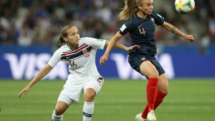 La Française Marion Torrent (d) contrôle le ballon devant la Norvégienne Guro Reiten en match du Mondial féminin, le 12 juin 2019 à Nice