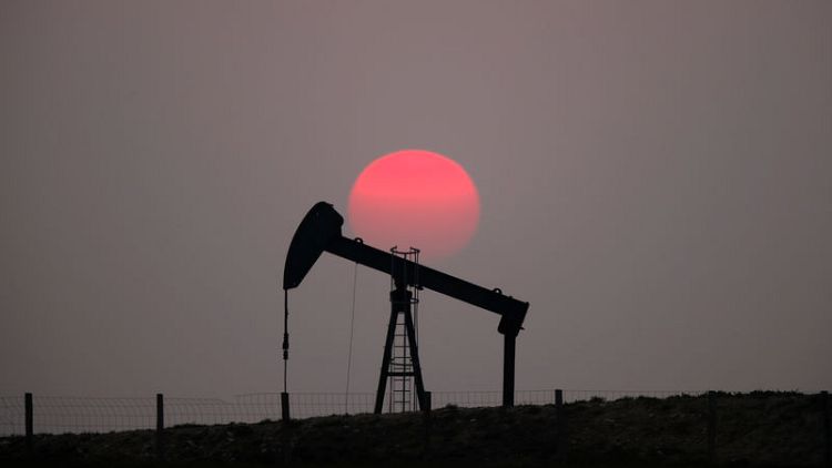 أسعار النفط تهبط 4% بفعل زيادة في المخزونات الأمريكية ومخاوف من تباطؤ الطلب