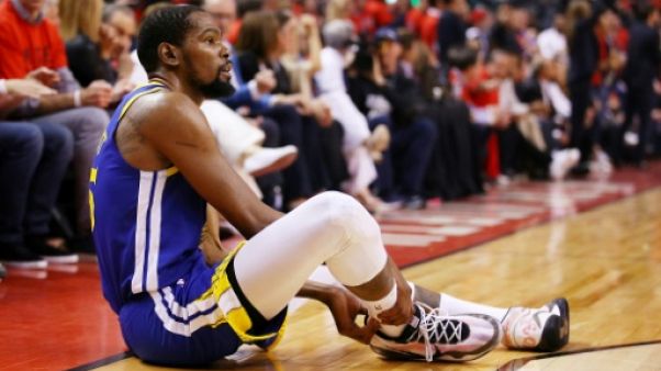 L'ailier de Golden State Kevin Durant se blesse à la cheville droite lors du match N.5 de la finale NBA à Toronto, le 10 juin 2019 L'ailier de Golden State Kevin Durant se blesse à la cheville droite lors du match N.5 de la finale NBA à Toronto, le 10 juin 2019