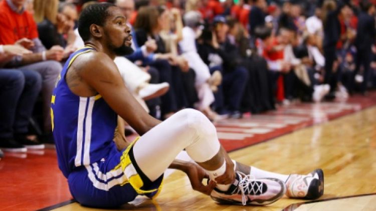L'ailier de Golden State Kevin Durant se blesse à la cheville droite lors du match N.5 de la finale NBA à Toronto, le 10 juin 2019
