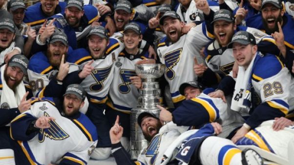 Les Bleues de Saint-Louis vainqueurs de la Coupe Stanley après leur victoire sur les Bruins de Boston, à Boston, le 12 juin 2019 Les Bleues de Saint-Louis vainqueurs de la Coupe Stanley après leur victoire sur les Bruins de Boston, à Boston, le 12 juin 2019