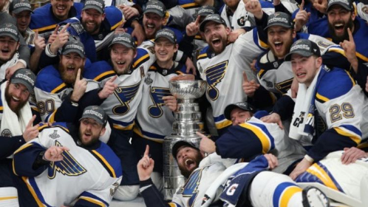 Les Bleues de Saint-Louis vainqueurs de la Coupe Stanley après leur victoire sur les Bruins de Boston, à Boston, le 12 juin 2019