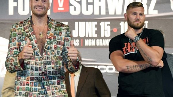 Les boxeurs Tyson Fury (g) et Tom Schwarz lors d'une conférence de presse au MGM Grand Hotel & Casino de Las Vegas, le 12 juin 2019 Les boxeurs Tyson Fury (g) et Tom Schwarz lors d'une conférence de presse au MGM Grand Hotel & Casino de Las Vegas, le 12 juin 2019