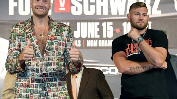 Les boxeurs Tyson Fury (g) et Tom Schwarz lors d'une conférence de presse au MGM Grand Hotel & Casino de Las Vegas, le 12 juin 2019