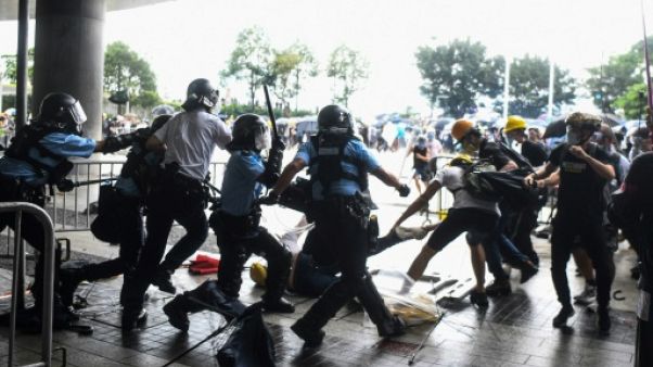 La police de Hong Kong a été accusée de brutalité après les violents affrontements du 12 juin 2019 La police de Hong Kong a été accusée de brutalité après les violents affrontements du 12 juin 2019