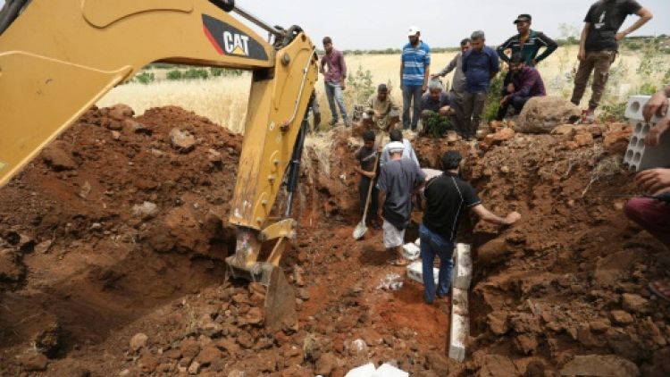 A Idleb bombardée par le régime syrien, on creuse les tombes par avance