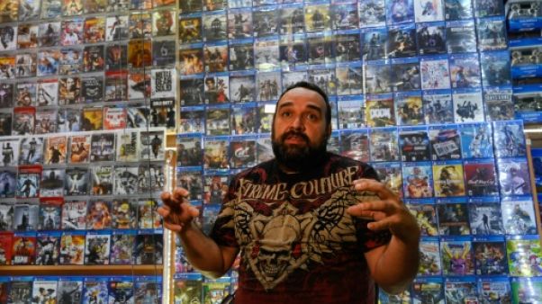 Manuel Saavedra, propriétaire d'un magasin de jeux vidéos à Caracas, lors d'une interview avec l'AFP, le 6 juin 2019 au Venezuela Manuel Saavedra, propriétaire d'un magasin de jeux vidéos à Caracas, lors d'une interview avec l'AFP, le 6 juin 2019 au Venezuela