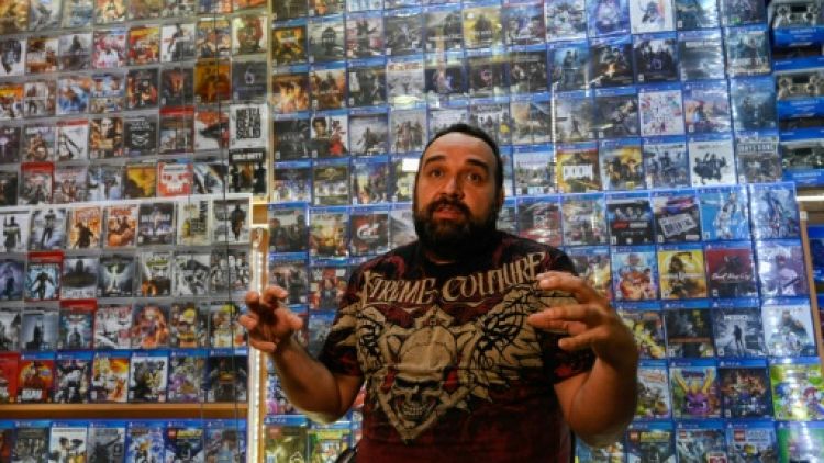 Manuel Saavedra, propriétaire d'un magasin de jeux vidéos à Caracas, lors d'une interview avec l'AFP, le 6 juin 2019 au Venezuela