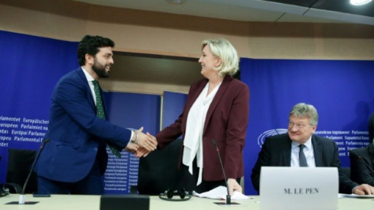 Marine Le Pen (RN) et Marco Zanni, de la Ligue italienne, se serrent la main lors d'une conférence de presse au Parlement à Bruxelles, le 13 juin 2019