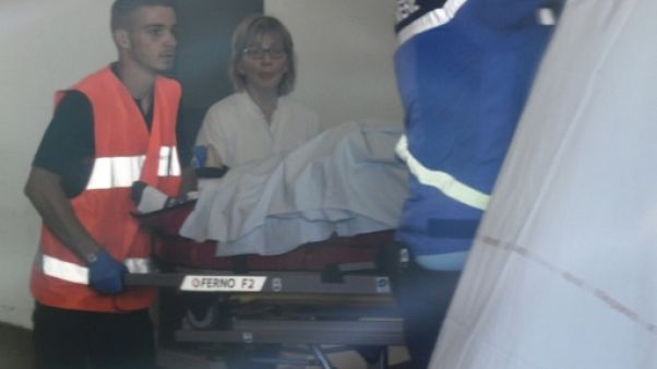 Les secours évacuent le coureur d'Ineos Chris Froome, sur civière, vers un Centre hospitalier de Roanne, le 12 juin 2019, avant un transfert à Saint-Etienne Les secours évacuent le coureur d'Ineos Chris Froome, sur civière, vers un Centre hospitalier de Roanne, le 12 juin 2019, avant un transfert à Saint-Etienne