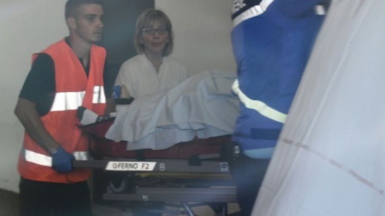 Les secours évacuent le coureur d'Ineos Chris Froome, sur civière, vers un Centre hospitalier de Roanne, le 12 juin 2019, avant un transfert à Saint-Etienne