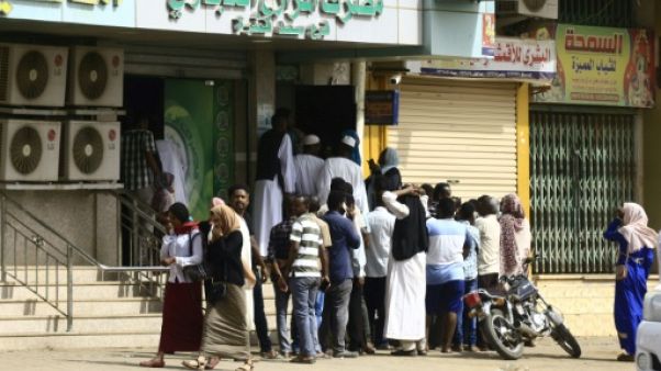 Des Soudanais font la queue devant une banque de la capitale Khartoum, le 12 juin 2019 Des Soudanais font la queue devant une banque de la capitale Khartoum, le 12 juin 2019
