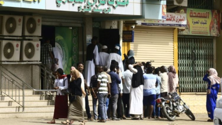 Des Soudanais font la queue devant une banque de la capitale Khartoum, le 12 juin 2019