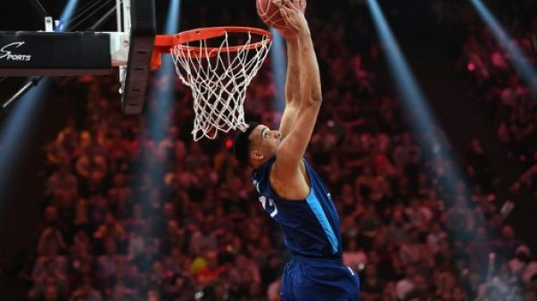Le jeune intérieur français Amine Noua claque un dunk arrière lors du All Star Game contre les meilleurs étranger du championnat, le 29 décembre 2017 à Paris Le jeune intérieur français Amine Noua claque un dunk arrière lors du All Star Game contre les meilleurs étranger du championnat, le 29 décembre 2017 à Paris