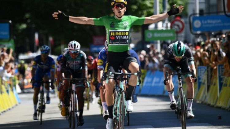 Le coureur de Jumbo Wout van Aert franchit en vainqueur la 5e étape du Critérium du Dauphiné, le 13 juin 2019 à Voiron