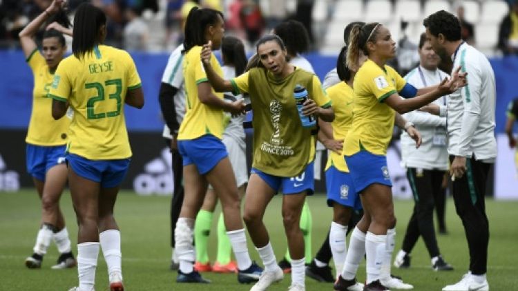 La star brésilienne Marta (chasuble) n'est pas entrée en jeu contre la Jamaïque, lors de l'entrée du Brésil en Coupe du monde, le 9 juin 2019 à Grenoble